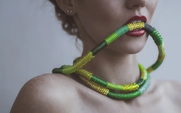 Retrato de una hermosa joven con un collar de perlas en — Foto de Stock