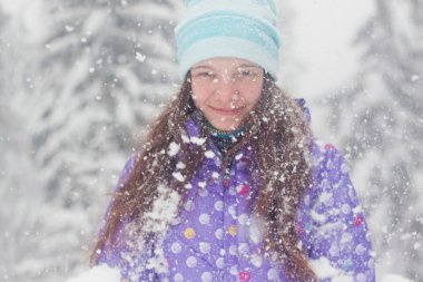 Kış kadın portre kar olur