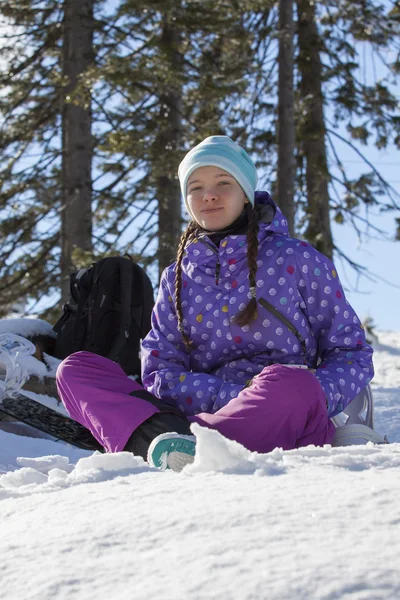 Mooi meisje op skiresort — Stockfoto