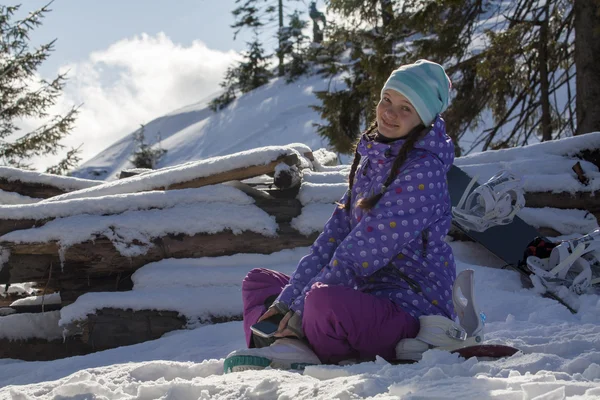 Mooi meisje op skiresort — Stockfoto