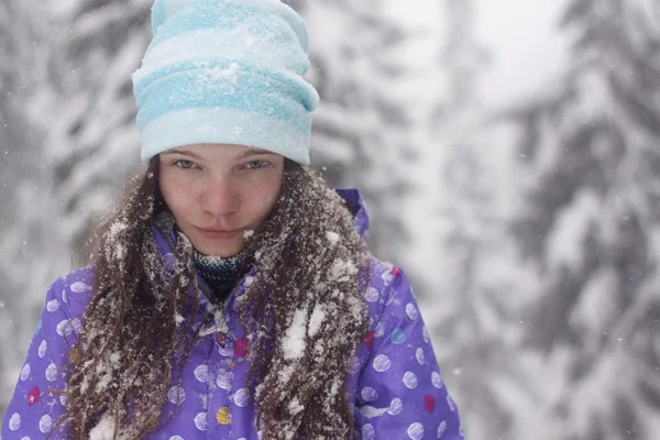 Kış kadın portre kar olur — Stok fotoğraf