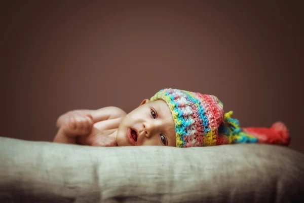 Bonito bebê recém-nascido em Knit Hat — Fotografia de Stock