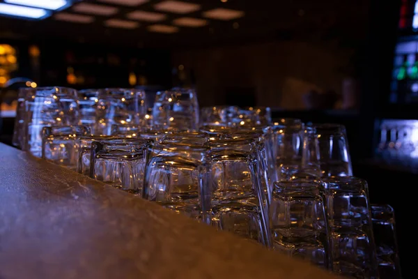 Vino vuoto, acqua, bicchieri di succo di frutta sul bar, bar interno, attrezzature per feste in luce scura — Foto Stock