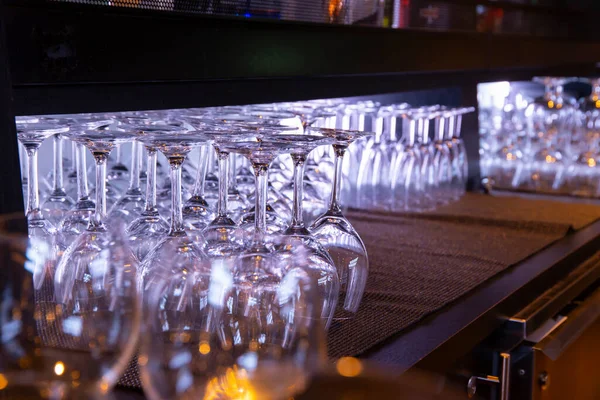 Boş şarap, su, barın üstünde meyve suyu bardakları, barın içinde, karanlık ışıktaki partiler için ekipmanlar.