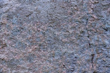 Granit taş manzaralı, arka planda yosun tutmuş eski bir taş var..