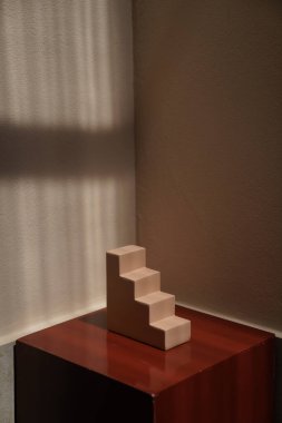 Kırmızı podyum ekranında, doğal ışık sahnesi konseptinde duvar arkaplanı olan Clay küçük bir vazo. nesne / kopyalama alanı