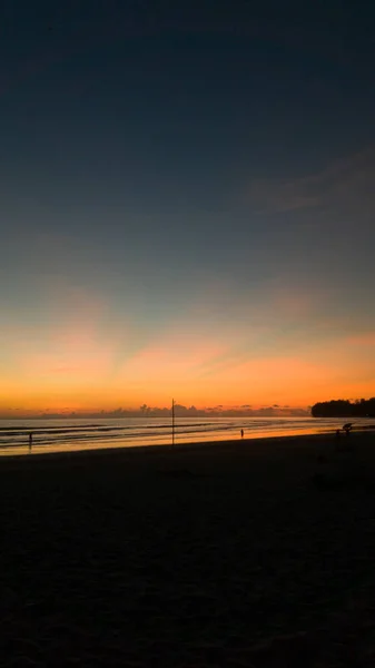 Прекрасний Захід Сонця Гарним Небом Чорному Піщаному Пляжі — стокове фото