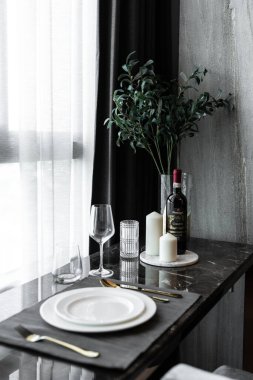 Ev içi yemek masası seti, altın paslanmaz masa takımı ve çatal bıçak seti mermer kaplamalı. iç tasarım