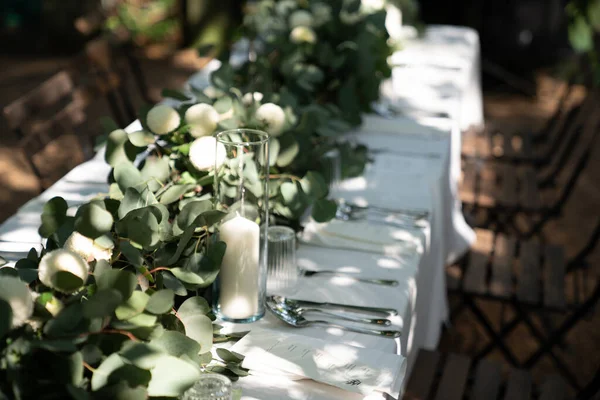 Весільний Стіл Прикрашений Білою Квіткою Свічкою Скляній Вазі Зеленим Листом Ліцензійні Стокові Зображення