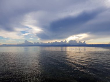 Sea View Gündüz Fotoğrafı. Bulutlu Gökyüzü.