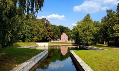Moskova, Rusya - 9 Eylül 2018. Kuskovo Anıtı 'ndaki Hollanda Evi. Gündüz Fotoğrafı.