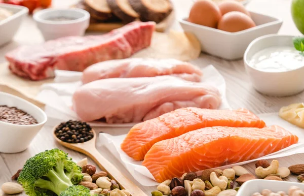 健康的な食事と食事の概念 テーブルの上のタンパク質食品の自然豊かな — ストック写真