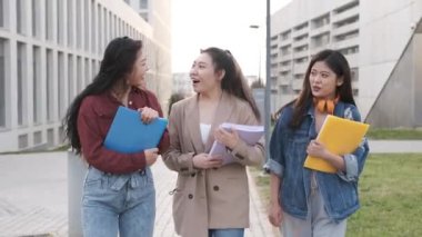 Üniversite öğrencileri üniversite kampüsünde birlikte ders aldıktan sonra konuşup eğleniyorlar. Eğitim kavramı.