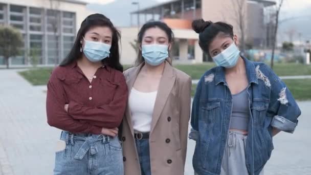 Portret Grupy Azjatyckich Przyjaciółek Używających Maski Zewnątrz Nowa Koncepcja Normalnego — Wideo stockowe