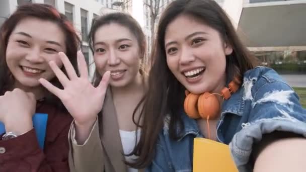 Groep Aziatische Universiteitsstudenten Videogesprek Selfie Uitzicht — Stockvideo
