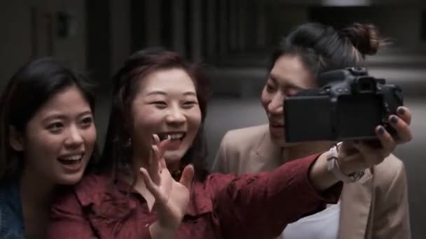 Asyalı Bayan Arkadaş Blogcuları Sosyal Medya Için Içerik Oluştururken Kamerayla — Stok video