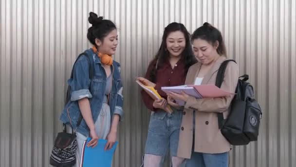 Retrato Grupo Mulheres Asiáticas Estudantes Universitários Conversando Juntos Livre Rua — Vídeo de Stock