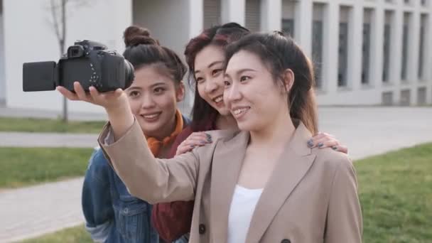 Asiáticas Amigas Bloggers Creando Contenido Para Redes Sociales Mientras Hacen — Vídeo de stock