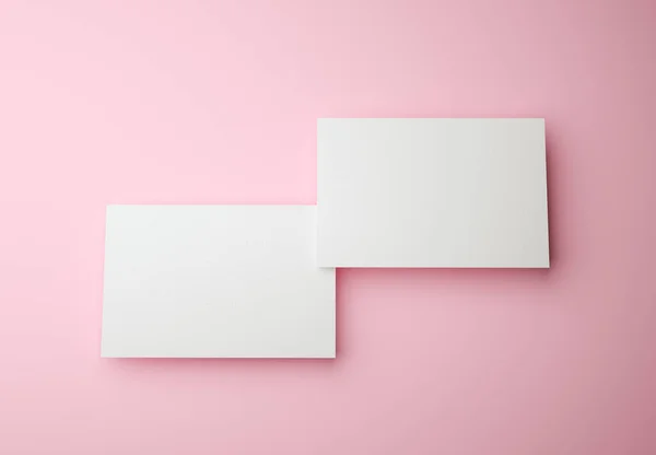 3Dレンダリング。ピンクの背景に2枚の名刺がモックアップ。ビジネスとブランドアイデンティティの概念 — ストック写真