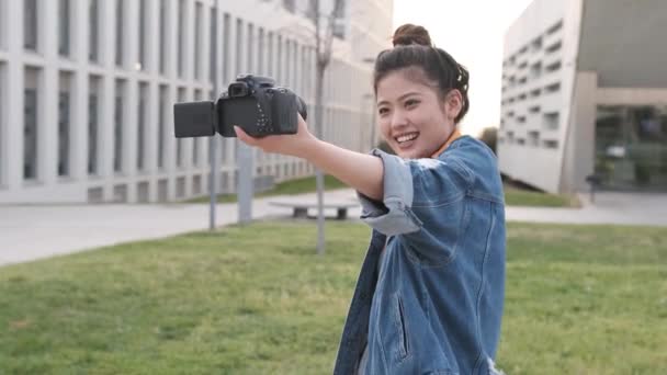 Mulher Asiática Vlogging Usando Câmera Mídia Social Influenciador Conteúdo Criador — Vídeo de Stock