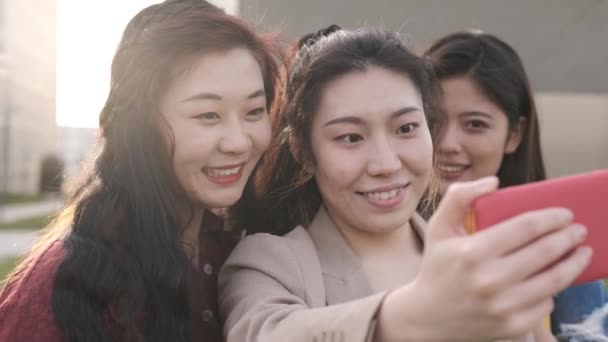 Estudiantes Universitarios Asiáticos Tomando Una Selfie Con Teléfono Móvil Mientras — Vídeo de stock