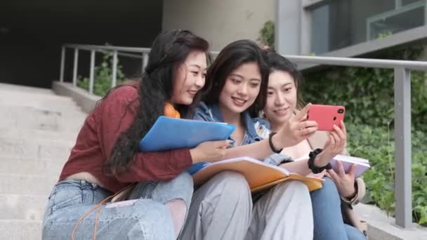 Asiatiske Studenter Som Tar Selfie Med Mobiltelefon Utenfor Universitetsområdet – stockvideo