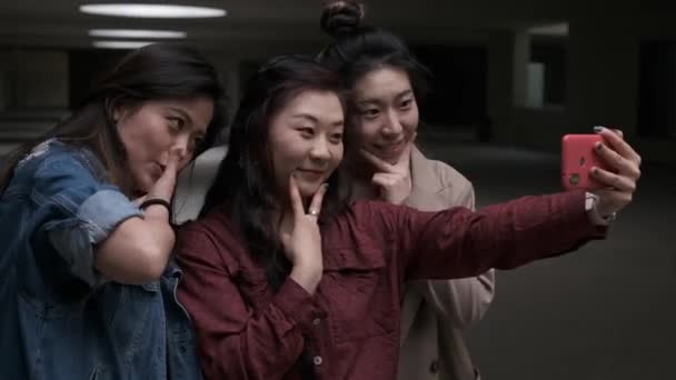 Retrato Grupo Mujeres Asiáticas Amigas Tomando Una Selfie Con Teléfono — Vídeo de stock