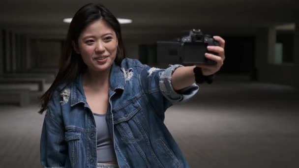 Femme Asiatique Vlogging Utilisant Caméra Médias Sociaux Influencer Mode Vie — Video