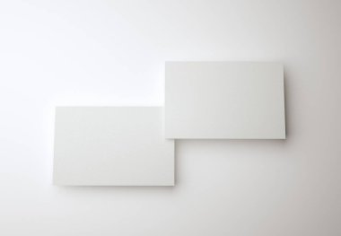 3D Illustration. İki beyaz kartvizitin kopyası. Kartvizit tasarım şablonu.
