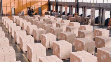 Geniş, modern deponun içi düzenli karton kutularla dolu. Lojistik dağıtım merkezinde bir forklift görünür.