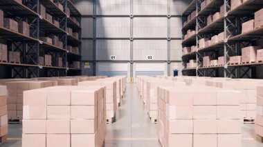 Kamera, büyük ve modern bir depo koridorundan geçiyor. Paletlerin üzerinde karton kutularla dolu uzun raflar ve raflar.