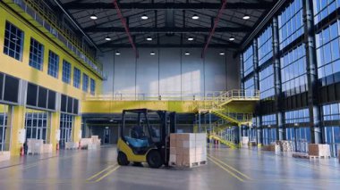 Sarı forklift kaldırma ve taşımacılık ahşap palet karton kutular ile geniş, modern bir depo içinde. Verimli lojistik kavramı