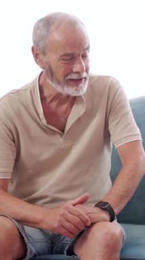 Yaşlı bir adam akıllı ayakla etkileşime giriyor, beyaz bir arkaplanda çeşitli jestler ve ifadeler sergiliyor. Dikey görüntüler