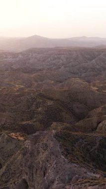 Sersemletici hava perspektifi sıcak bir günbatımında Granada, İspanya 'daki çöl ve kanyonların üzerinde yavaşça uçuyor.