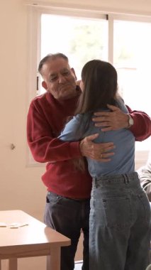 Kantinde torunu kucaklayan ve öpen kıdemli adam onunla huzurevinde buluşmaya geliyor.