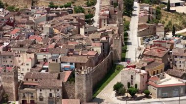 Tarragona, katalonya ve İspanya 'nın tarihi bir kasabası olan Montblanc' ın ortaçağ güçlendirilmiş duvarlarını ve kulelerini gösteren hava görüntüleri