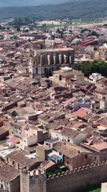 Katalonya, İspanya 'daki ortaçağ duvarlı Montblanc kasabasının yüksek açılı manzarası. Tarihi binalar, terracotta çatıları ve Santa Maria Kilisesi.