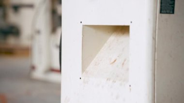 Tahta talaş ve odun parçalarını tahsilat sepetine atan bir marangozluk makinesini kapat. Marangozluk atölyesinde testere kesme işlemi