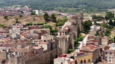 Manzara katalonya 'nın duvarlarla çevrili güzel Montblanc kasabasını gösteriyor. Kamera yavaşça uzaklaşıyor ve kadim surları ve kuleleri gösteriyor.