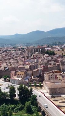 Yüksek açı, İspanya 'nın ortaçağ montblanc kasabasını gösteriyor. Arabalar tarihi merkeze giden antik bir köprüden geçiyorlar.