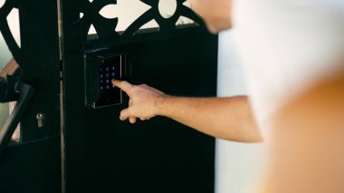 Güvenli giriş için modern elektronik tuş takımında el ile sayısal tuşlara basarak giriş ve ev korumasını sağlıyor.