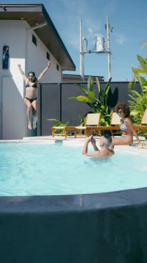 Bikinili mutlu genç bir kadın havuza neşeyle atlıyor. Çeşitli arkadaşlar lüks bir villada güneşli bir günün tadını çıkarıyorlar. Dikey