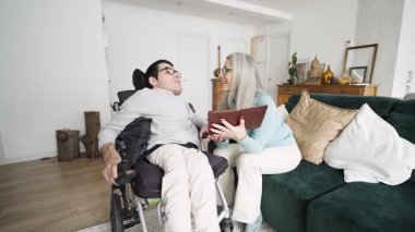 Fiziksel bir rahatsızlığı olan annesini ve oğlunu sevmek evde iyi vakit geçirmek, eski anılara birlikte bakmak.