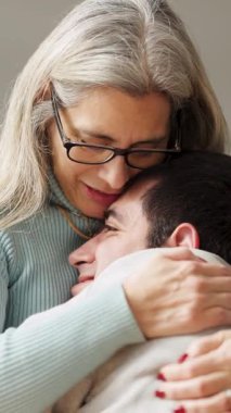 Yetişkin bir anneyi sevmek, yetişkin oğlunu fiziksel bir hastalıkla kucaklamak. Koşulsuz sevgi ve destek gösteren samimi bir aile anı