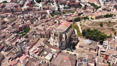 İnsansız hava aracı görüntüleri, Santa Maria 'nın Gotik Kilisesi ve çevresindeki çatılara odaklanan güzel tarihi Montblanc kasabasını gösteriyor.
