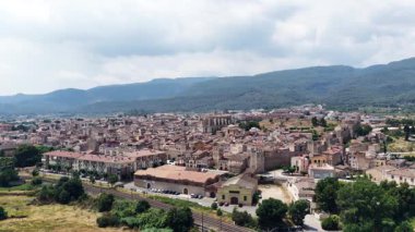 İspanya 'nın Katalonya kentindeki tarihi Montblanc kasabasını gösteren hava perspektifi. Antik duvarları ve dağları olan resim gibi ortaçağ şehirleri