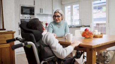 Son sınıf öğrencisiyle oğlunu fiziksel olarak seviyor. Mutfak masasında birlikte otururken keyifli bir sohbetin tadını çıkarıyor.
