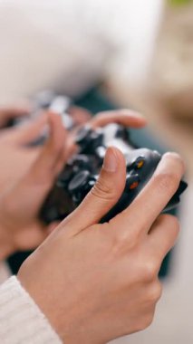 Video oyunu oynayan lezbiyen bir çiftin fotoğraflarını çek. Oyuncu kız arkadaşlar evde bir kontrolörle modern bir konsolun keyfini çıkarıyorlar. Dikey