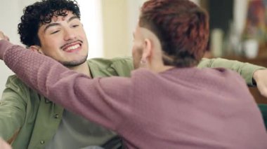 Romantik erkek partnerler sevgilerini ve sevgilerini ifade ediyorlar. Mutlu çift evde güzel vakit geçirirken şefkatle kucaklaşıyor.