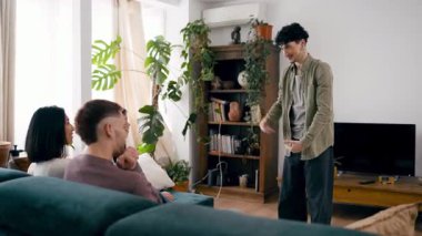 Neşeli bir grup arkadaş oturma odasında sessiz sinema oynuyorlar. Arkadaşları gülerken bir adam bir kelime eder ve tahmin eder.